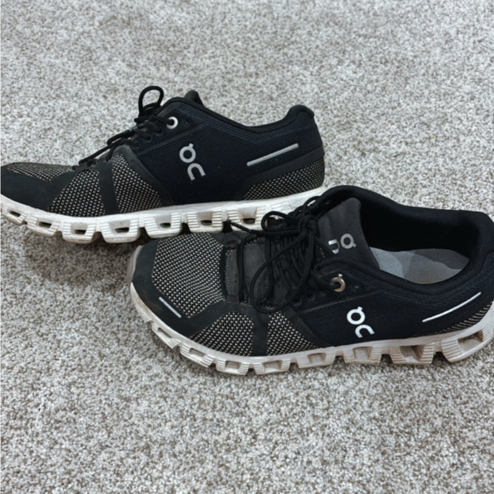 Trendy Women’s On Clouds Shoes in Size 6.5